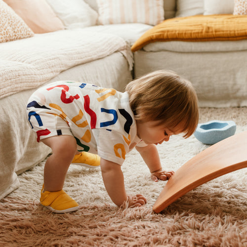 Combien de fois un bébé tombe avant de marcher ?