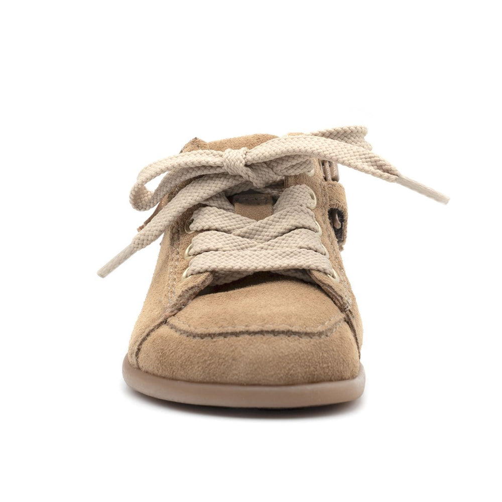 Babybotte barefoot Anoki con cremallera, terciopelo color avellana
