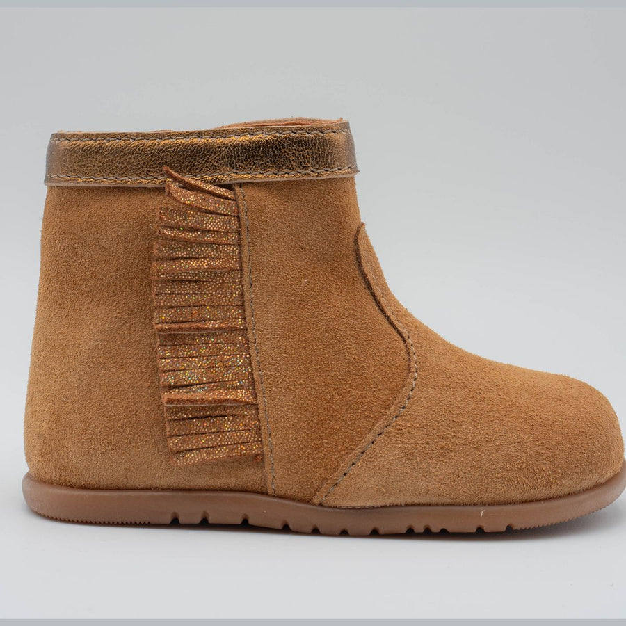 Botas barefoot Babybotte Anoki de ante color avellana con flecos