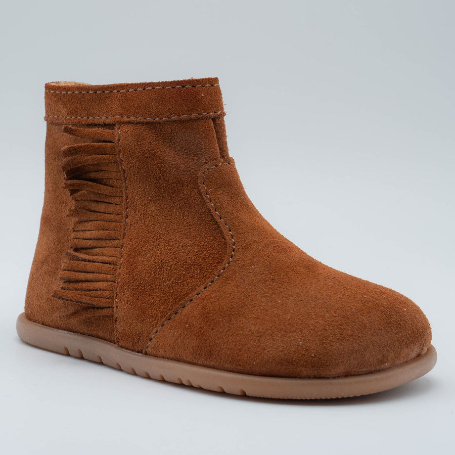 Botines barefoot Babybotte Anoki de terciopelo color cuero con flecos