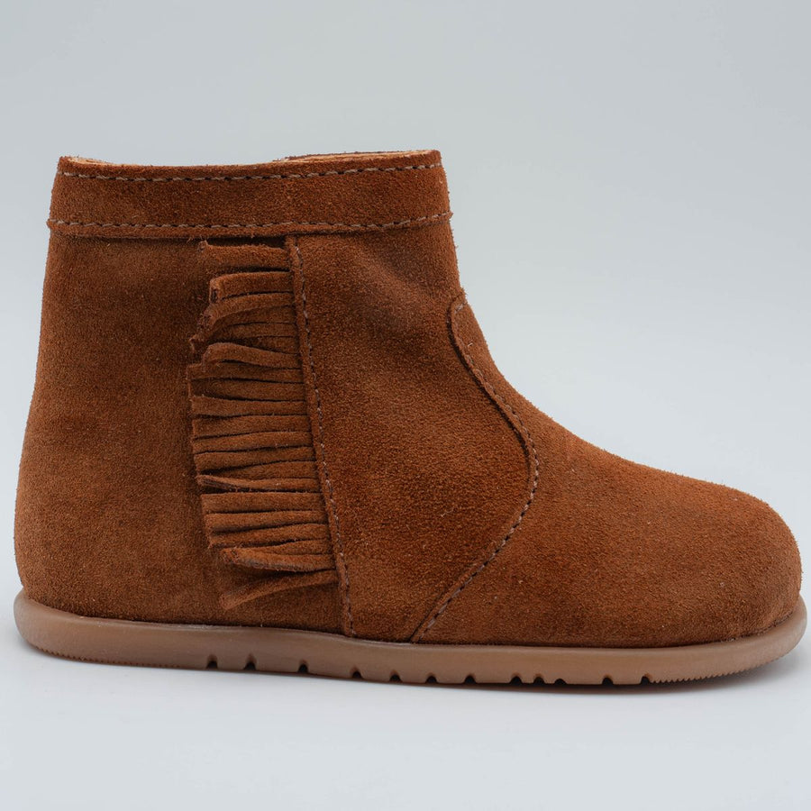 Botines barefoot Babybotte Anoki de terciopelo color cuero con flecos