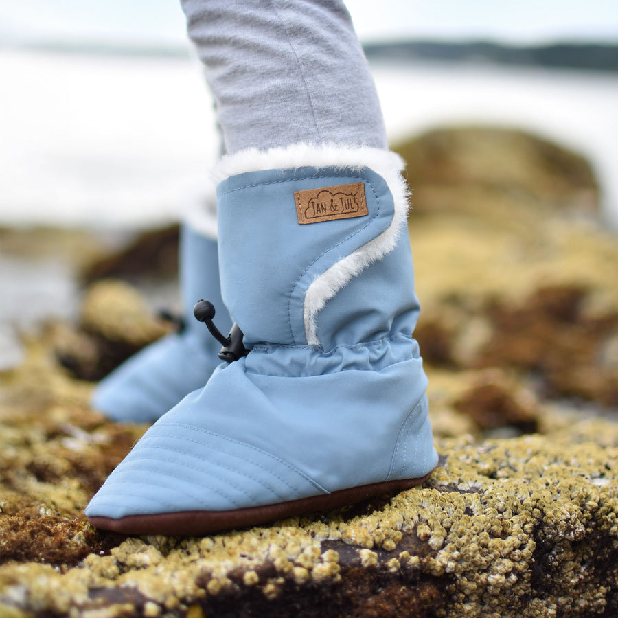 Botitas de invierno Stay-Put de Jan and Jul en azul empolvado
