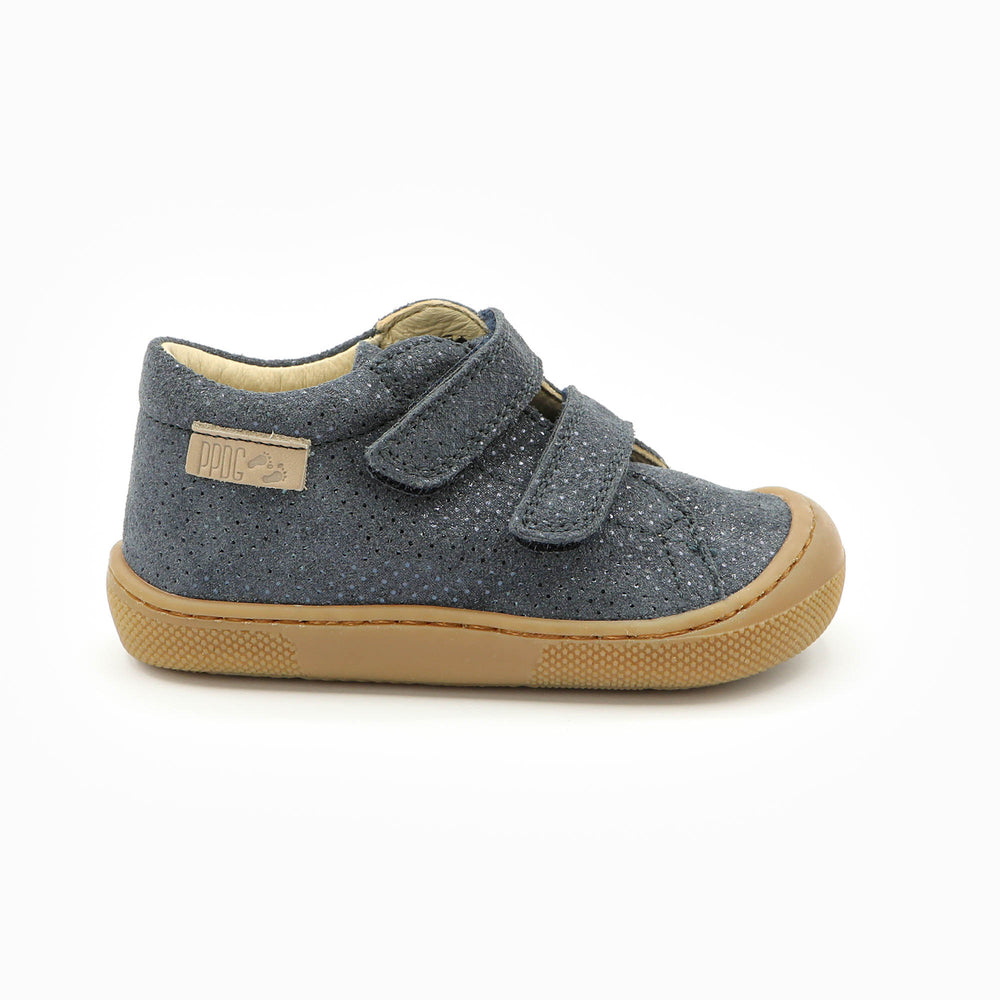 Naturino Barefoot Kommy con velcros y lunares azules