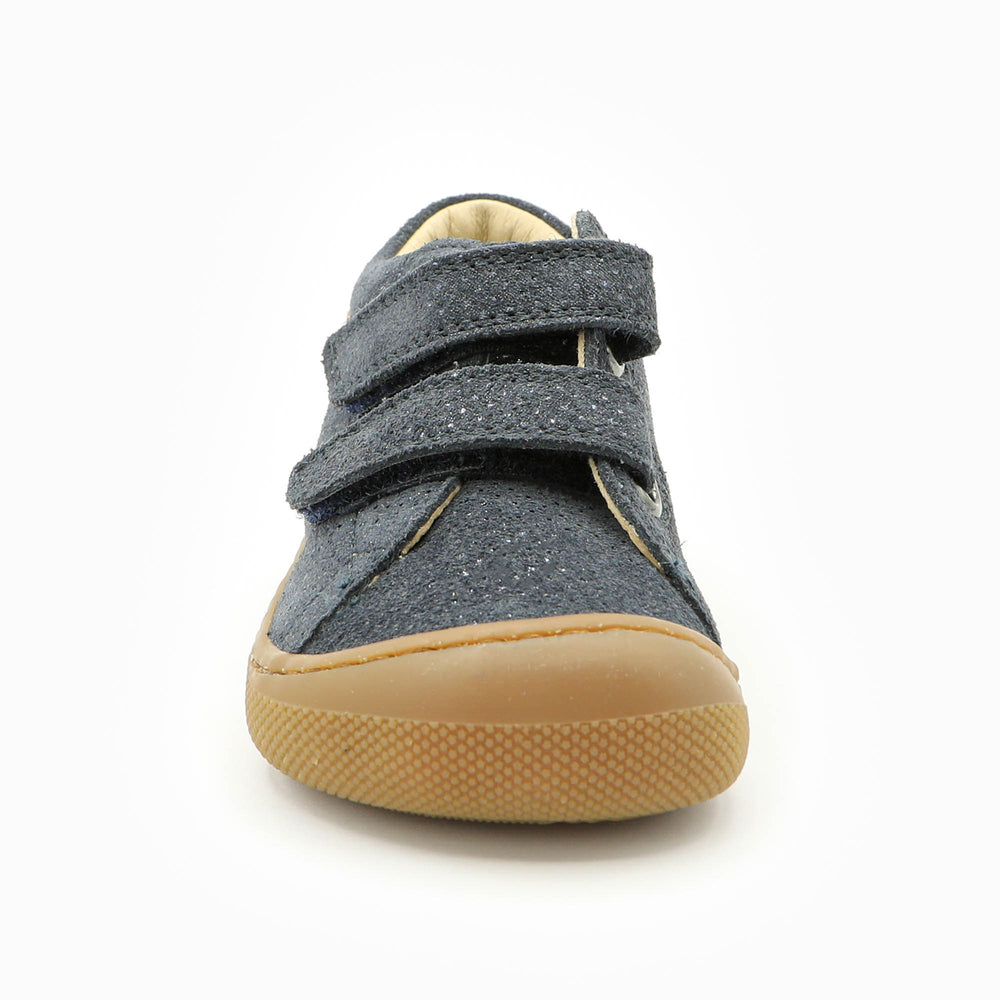Naturino Barefoot Kommy con velcros y lunares azules