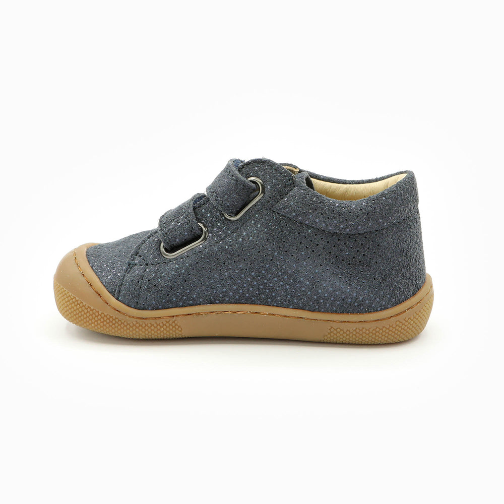 Naturino Barefoot Kommy con velcros y lunares azules
