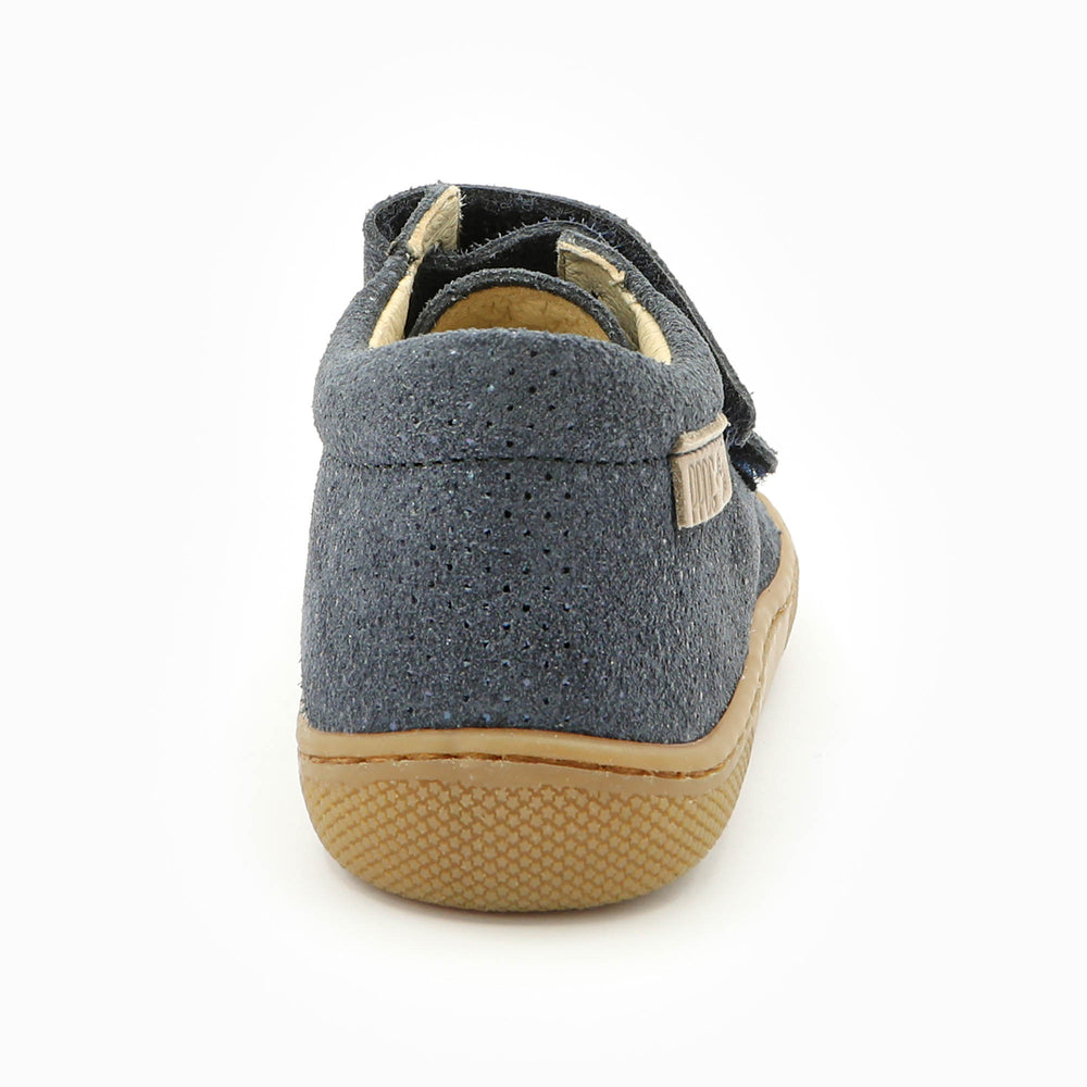 Naturino Barefoot Kommy con velcros y lunares azules