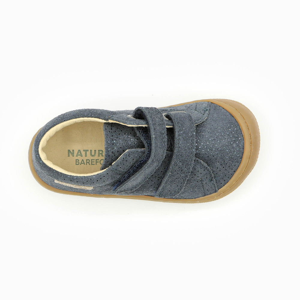 Naturino Barefoot Kommy con velcros y lunares azules