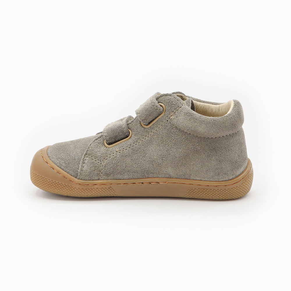 Naturino Barefoot Grimby con velcros color barro y piedra