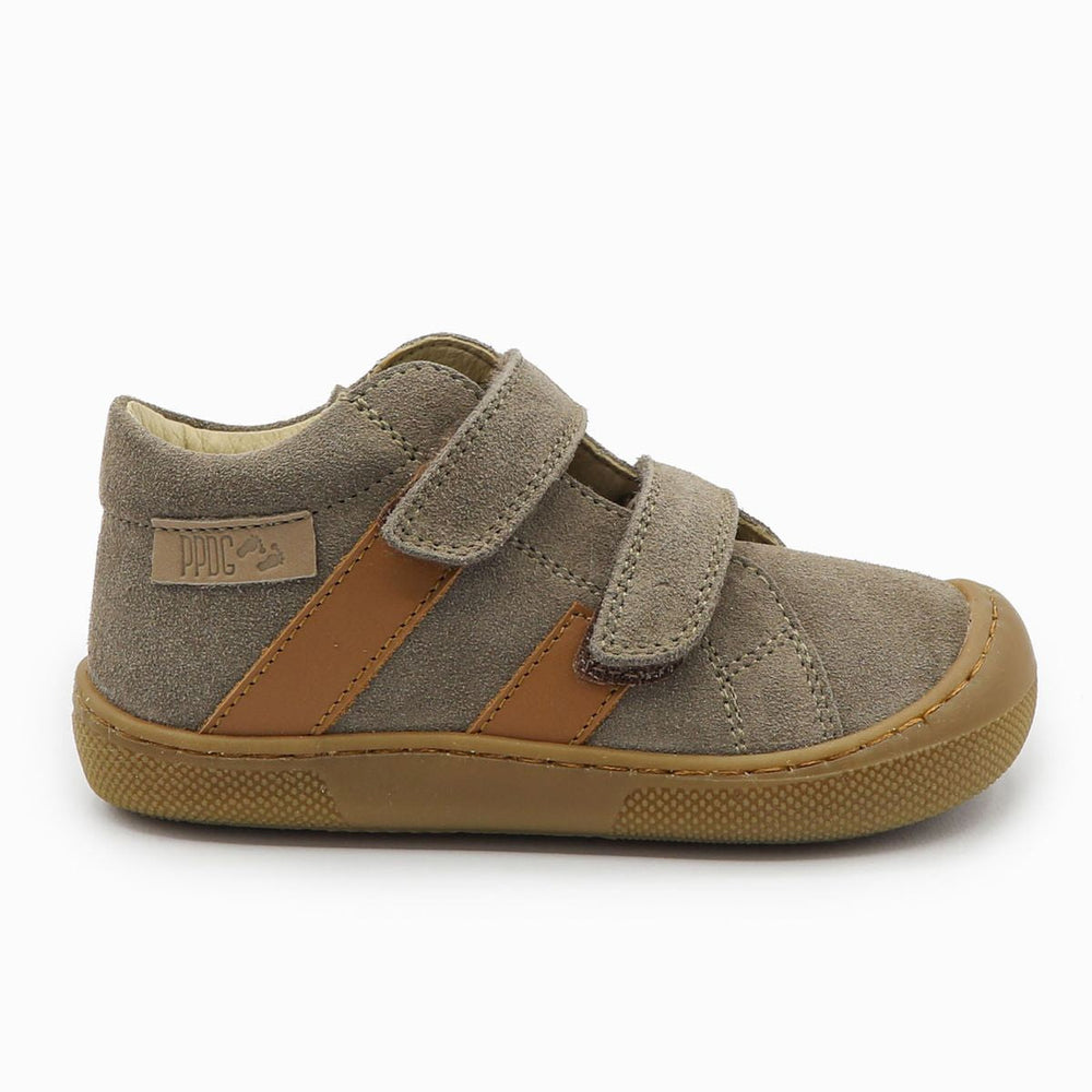 Naturino Barefoot Grimby con velcros de ante color barro y coñac