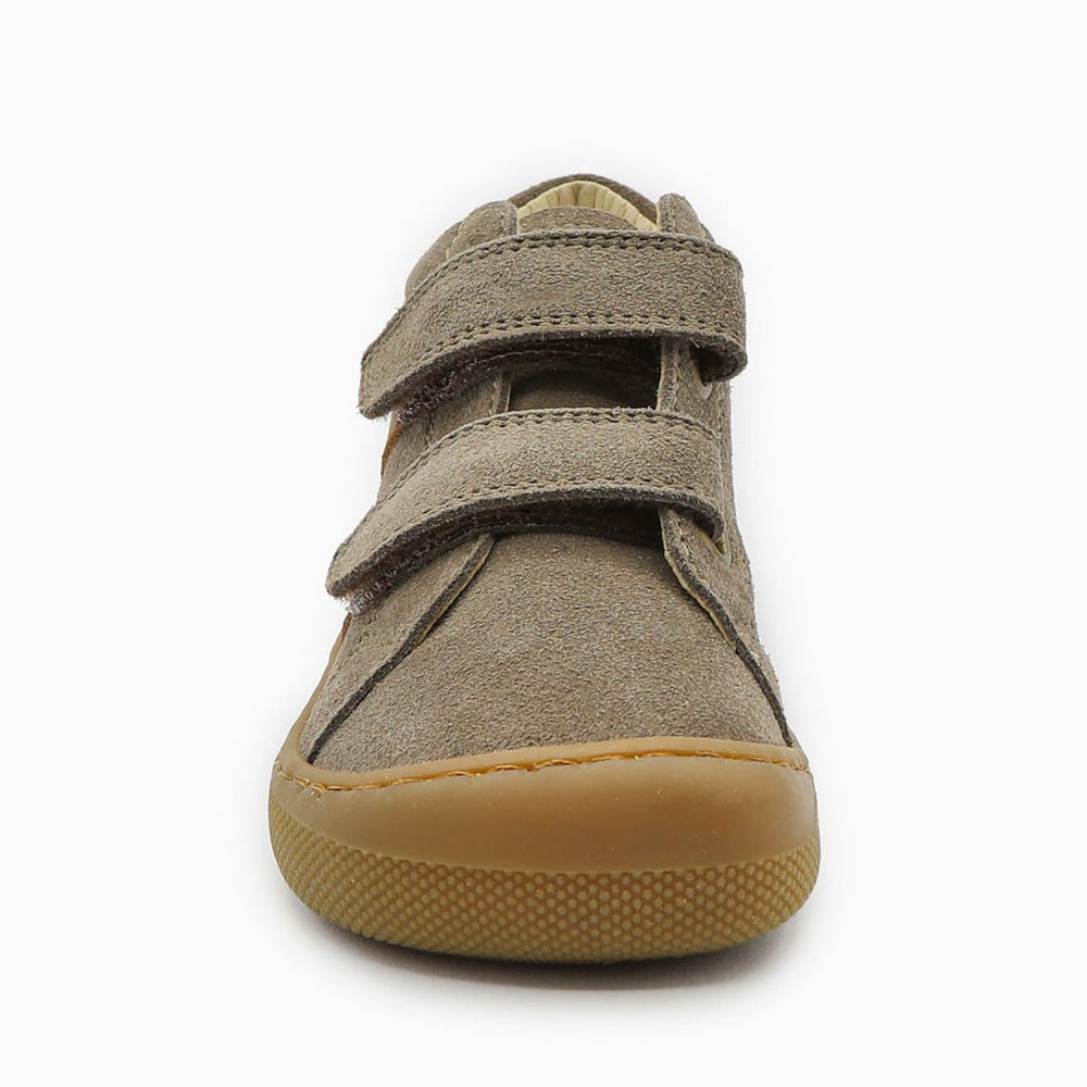 Naturino Barefoot Grimby con velcros de ante color barro y coñac