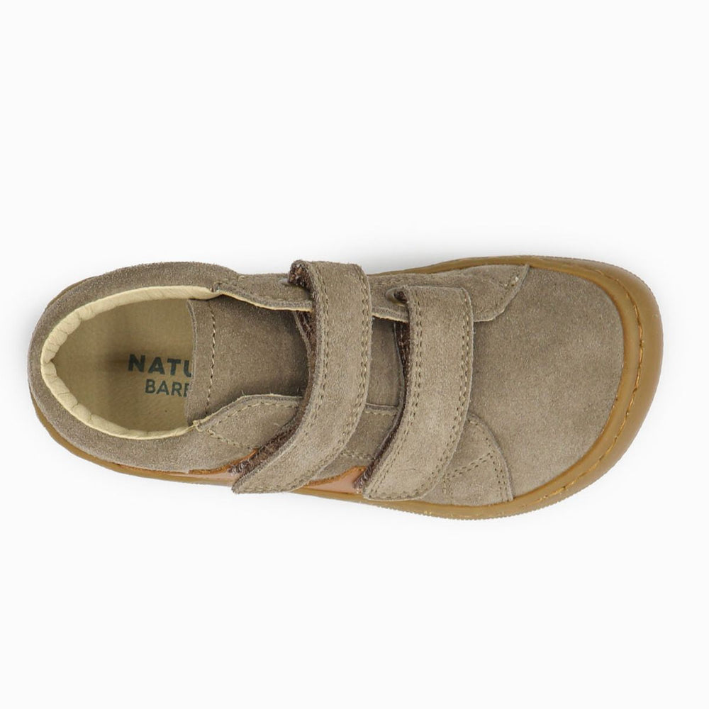 Naturino Barefoot Grimby con velcros de ante color barro y coñac