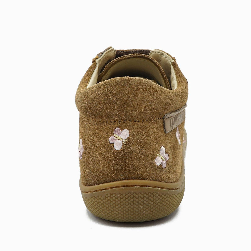 Naturino Barefoot Kommy con cierres de velcro, mariposas, ante marrón