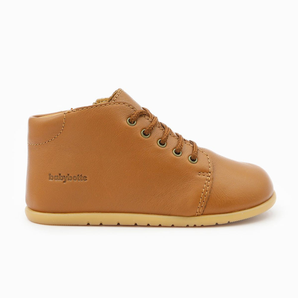 Babybotte barefoot Fredy con cremallera color coñac